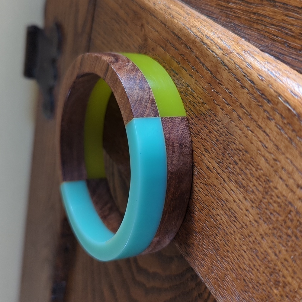 RETRO wood and turquoise/green plastic bangle